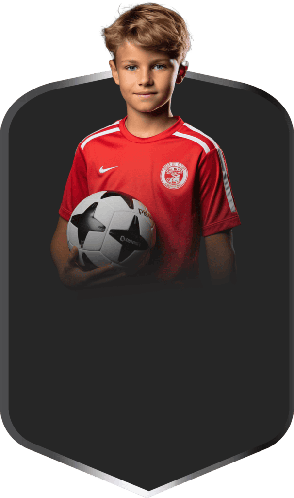 Jonge speler met voetbal, trainen en ontwikkelen van voetbalvaardigheden voor kinderen en jongeren in Groesbeek, focus op plezier en techniek.