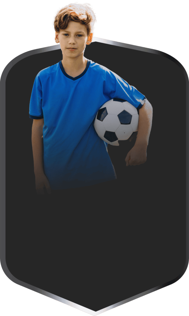 Jonge jongen in blauw voetbalshirt met bal, trainen en spelen op het veld, sportieve kinderen, jeugdvoetbal, voetbaltraining voor kinderen, sportieve activiteit, kind met voetbal.