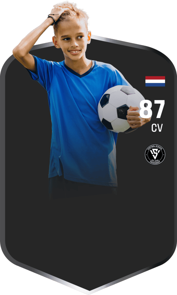 Jonge voetballer in blauwe jersey met voetbal, promotie voor Voetbalschool Groesbeek, gericht op jeugdvoetbaltraining en ontwikkeling in Nederland.
