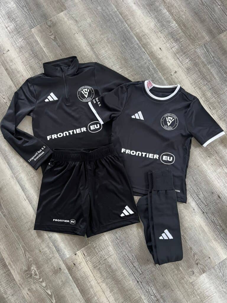 Een complete Adidas VSG startset voor jonge voetballers, inclusief shirt, broek en hoodie, ideaal voor trainingen en wedstrijden bij Voetbalschool Groesbeek.