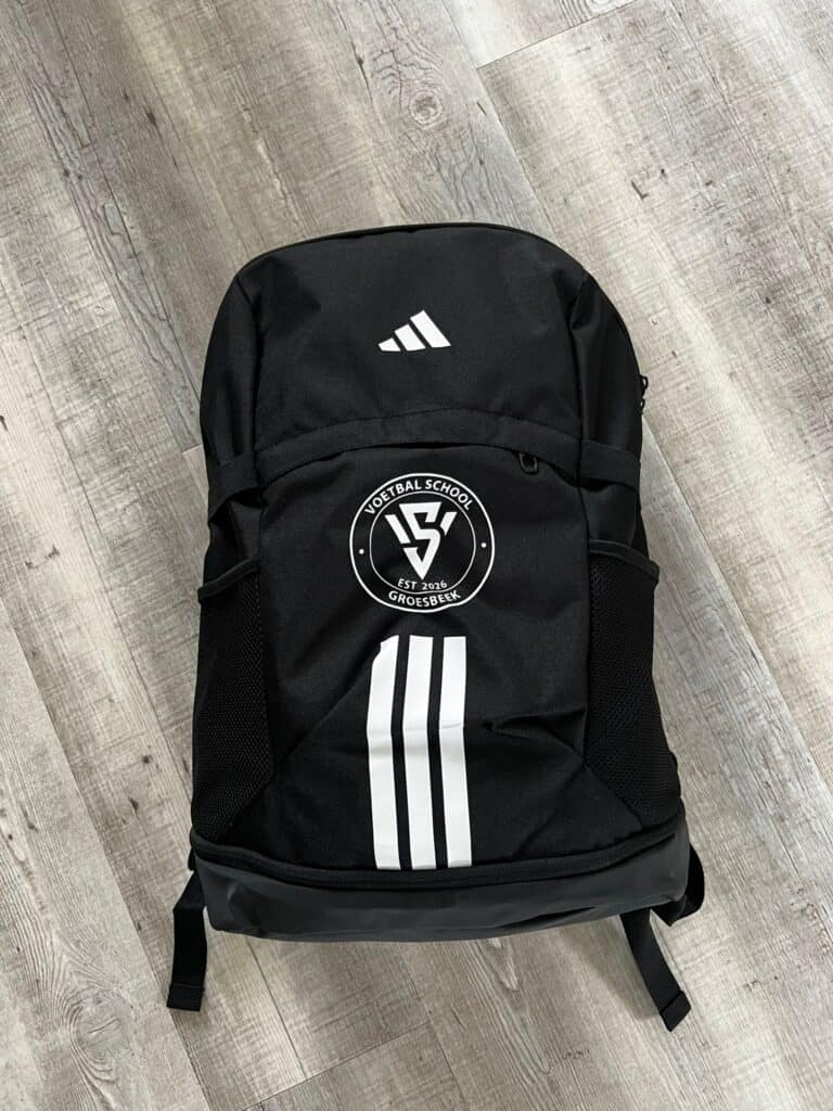 Een zwarte Adidas voetbalrugzak met het Voetbalschool Groesbeek logo, ideaal voor jonge voetballers om sportkleding en accessoires te dragen tijdens trainingen en wedstrijden.