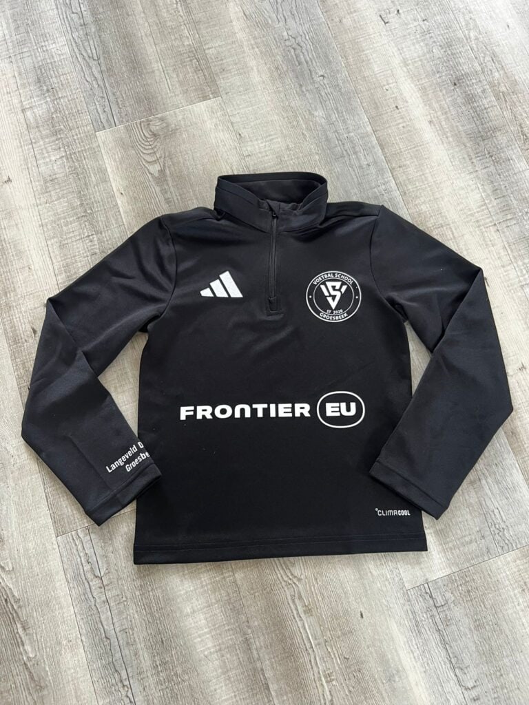 Een zwart Adidas VSG startset met logo en sponsorprint, ideaal voor jonge voetballers tijdens trainingen en wedstrijden. Perfect voor de voetbalschool in Groesbeek.