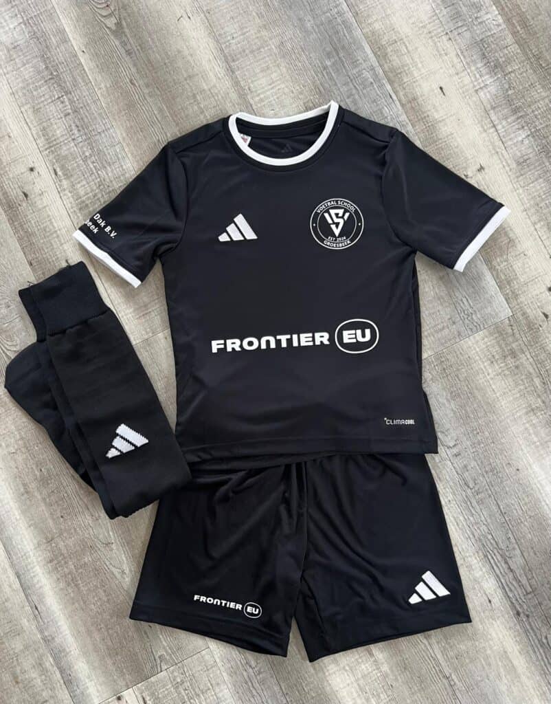 Compleet Adidas VSG Startset voor jonge voetballers, inclusief shirt en shorts, ideaal voor trainingen en wedstrijden bij Voetbalschool Groesbeek.