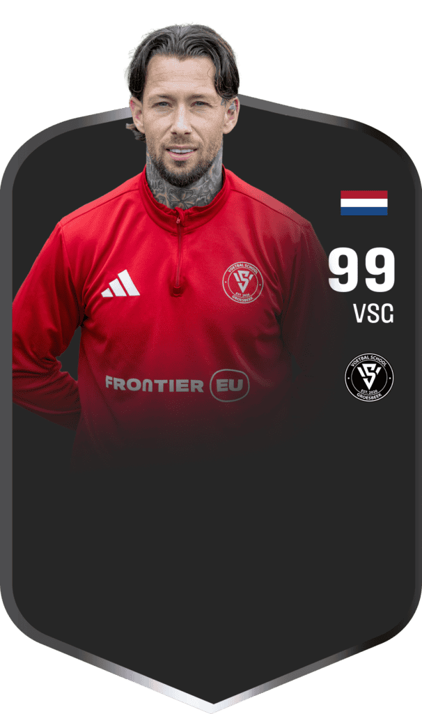 Voetbalspeler in rood voetbalshirt met logo en nummer 99, op een zwarte achtergrond, voor SEO van Voetbalschool Groesbeek.