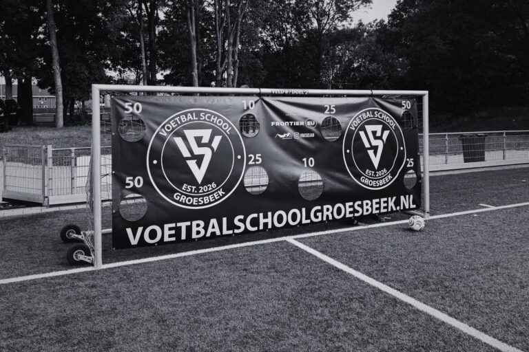 Voetbaldoel met logo en website van Voetbalschool Groesbeek op een sportveld, geschikt voor kinderfeestjes en voetbaltrainingen.