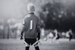 Jeugdkeeper in actie tijdens training bij Voetbalschool Groesbeek, gericht op jonge talenten.