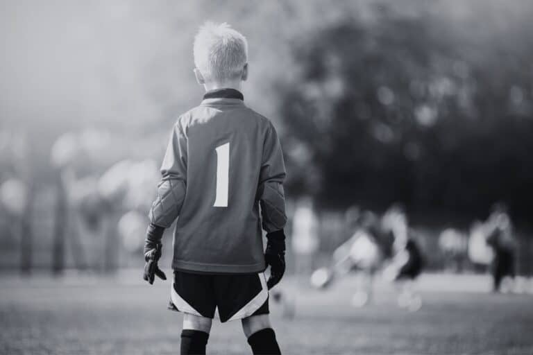 Jeugdkeeper in actie tijdens training bij Voetbalschool Groesbeek, gericht op jonge talenten.