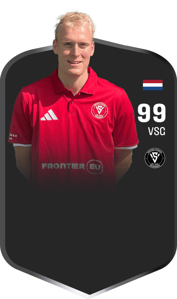 Voetbalschool Groesbeek speler in rood shirt met nummer 99 en vlag, promotie van jeugdvoetbal en sportieve ontwikkeling.
